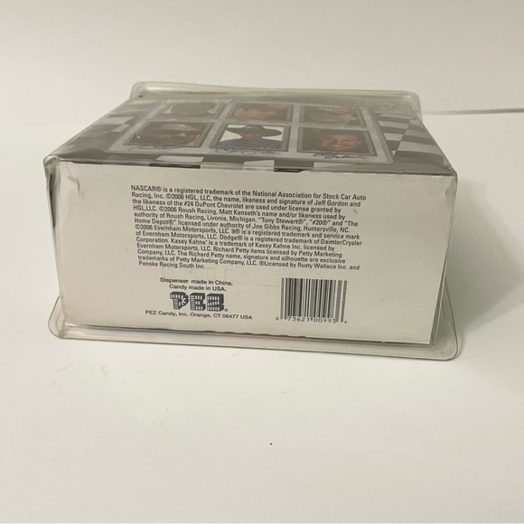 NASCAR Matt Kenseth #17 Hauler & Helmet PEZ Dispensers Gift Set - Picture 11 of 16